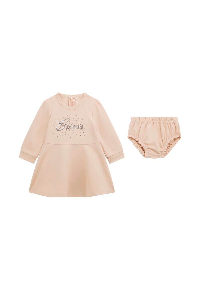 Abito lungo a maniche per neonata color beige con dettagli "Guess" e strass abbinato a copri pannolino elastico in vita.