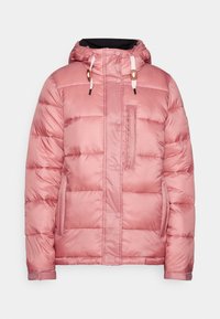 Różowa, puchowa kurtka z kapturem, zapinana na zamek z przodu, z bocznymi kieszeniami i elastycznymi mankietami. Materiał ma gładkie, refleksyjne wykończenie.