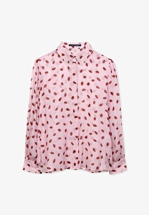 Rosa Bluse mit Kragen und Knopfleiste, die ein verstreutes Blattmuster in Rottönen aufweist. Hergestellt aus leichtem, halbtransparentem Material.