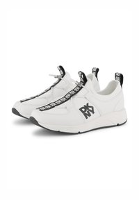 Baskets blanches avec des accents noirs, dotées d'une semelle en caoutchouc, d'une bande élastique, d'un matériau texturé et d'un logo bien en vue sur le côté.