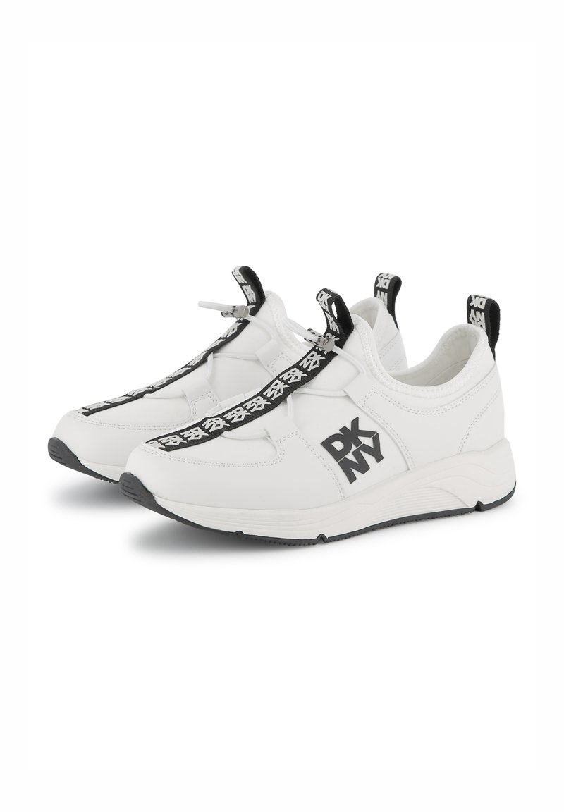 Baskets blanches avec des accents noirs, dotées d'une semelle en caoutchouc, d'une bande élastique, d'un matériau texturé et d'un logo bien en vue sur le côté.