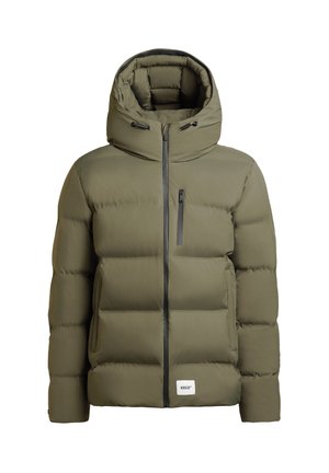 Olijfgroene pufferjack met capuchon, voorzien van een ritssluiting aan de voorkant, zwarte accenten, gestikte panelen en een klein logo-opdruk aan de zoom.