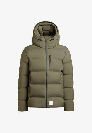 Olivově zelená péřová bunda s kapucí, která má zipový přední díl, černé akcenty, prošité panely a malou logo nášivku na lemu.