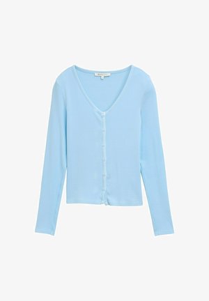 Top lung cu mânecă lungă, de culoare albastru deschis, cu textură canelată și decolteu în V, având o serie de nasturi pe față și un tiv scurt.