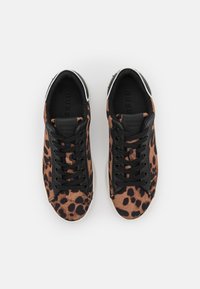 Guess ROCKIES - Zapatillas - brown
