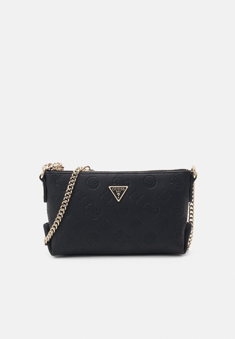 Schwarze Guess Crossbody-Tasche mit eingeprägten Logos, goldfarbenem Kettenriemen und dreieckigem Metall-Logoschild auf der Vorderseite.