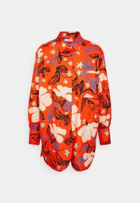 Chemise à manches longues rouge à motifs, présentant des designs abstraits de fleurs et de feuilles en noir, bleu et vert menthe ; tissu doux, coupe décontractée.