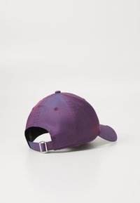 Șapcă de baseball cu un gradient violet, cu o margine curbă, curea ajustabilă și textură de material neted. Include accesorii metalice pentru ajustarea curelei.