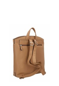Sac à dos en cuir tan au design structuré, avec des poignées supérieures, une longue sangle ajustable, une poche zippée à l'avant et des accents de couture noirs.