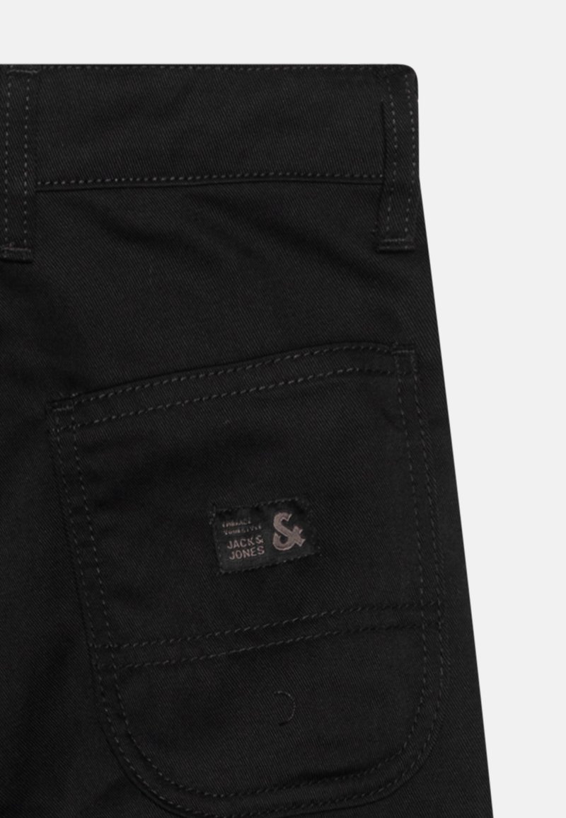 Zwarte denim broek heeft een achterzak met een gestikte rand en een stoffen label met de tekst "JACK & JONES", wat een subtiele textuur en detail toont.
