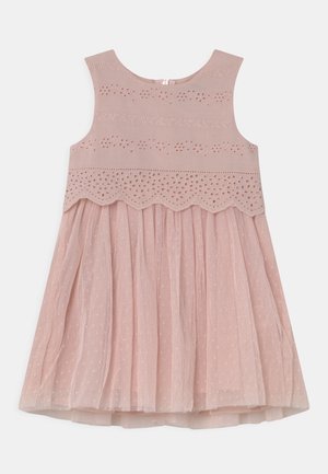 Bezrekawowa jasnoróżowa sukienka dla malucha z koronkowym gorsetem o falistym wykończeniu i marszczoną spódnicą z tiulu z delikatnym wzorem w kropki.