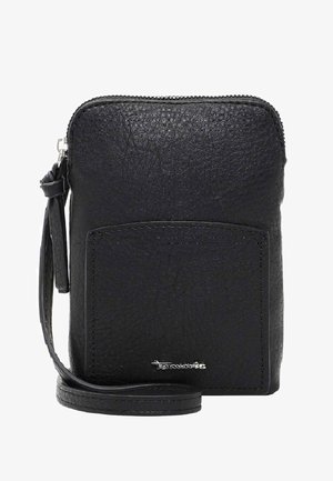 Sac bandoulière en cuir noir avec une surface texturée, fermeture éclair, poche avant et une bandoulière ajustable. Logo de la marque notable en bas.