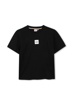 T-shirt noir à manches courtes avec un petit patch logo carré blanc marqué "BOSS" centré sur la poitrine.