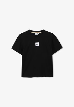 T-shirt noir à manches courtes avec un petit patch logo carré blanc marqué "BOSS" centré sur la poitrine.