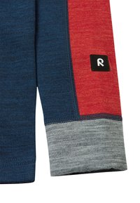 To-farvet langærmet skjorte med en marineblå krop, rød ærmeaccent og grå manchet. Inkluderer et sort logo-patch. Glat tekstur.