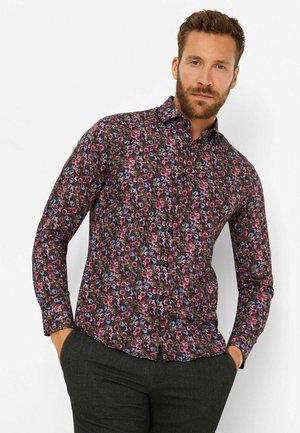 Langärmliges Hemd mit einem lebhaften Blumenmuster in Rosa, Blau und Grün auf einem dunklen Hintergrund; Button-down-Kragen und taillierte Passform.
