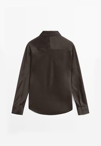 Camicia marrone in satin a maniche lunghe con colletto a punta, orlo curvo e polsini abbottonati. Texture liscia con un design minimale ed elegante.
