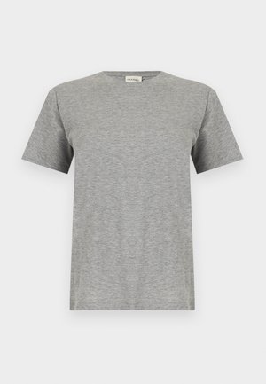 Tricou simplu gri din bumbac, cu mâneci scurte, guler rotund și o mică etichetă albă în interiorul gulerului pe care scrie „CLOSED.”