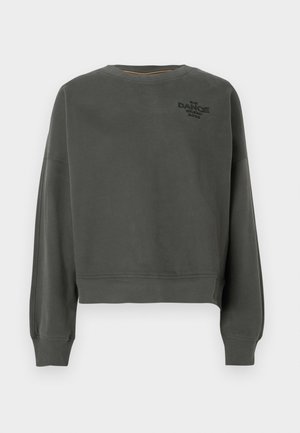 Pelēks saīsināts džemperis ar apaļu apkakli, garām piedurknēm un ribotu aproču malu. Uz krūtīm melns uzraksts "THE DANCE STUDIO BOSS".