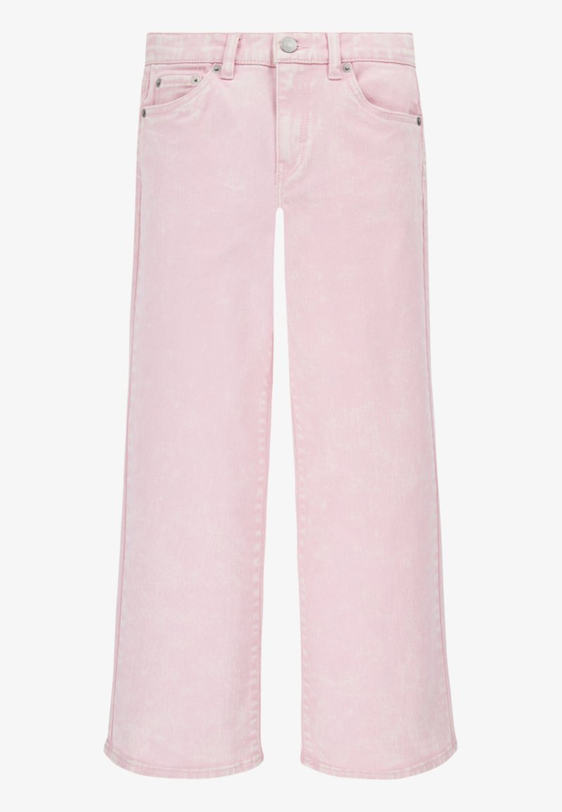 Weite, hochtaillierte rosa Jeans aus Denim mit Front- und Gesäßtaschen sowie Metallnieten, auf einem weißen Hintergrund präsentiert.
