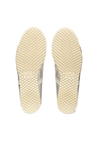 Lätta sneakers med överdel i beige och grått, texturerad gummisula med diamantmönster och subtil logotypdetalj.