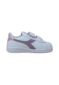 Scarpa sportiva bianca con una striscia di accentuazione viola. Presenta due cinture in velcro, dettagli perforati e una suola in gomma testurizzata.