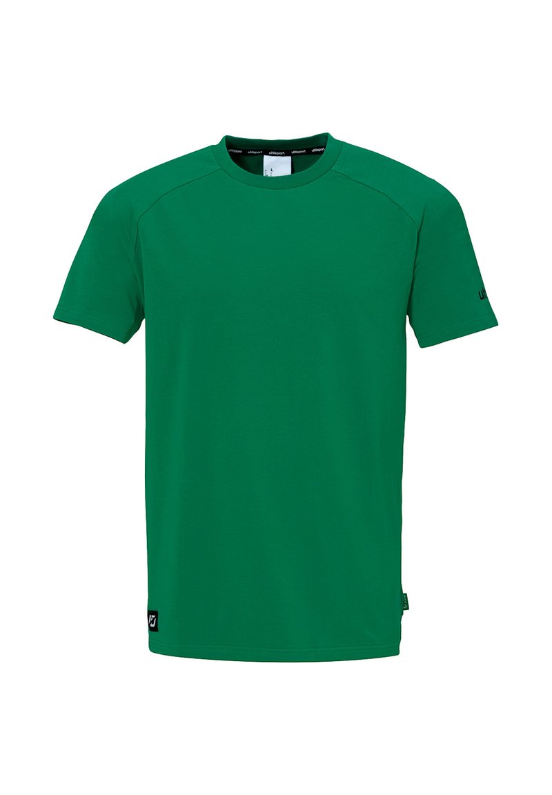 T-shirt vert à manches courtes en tissu lisse, avec un col ras du cou et des accents minimaux sur les manches et l'ourlet.