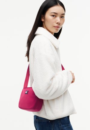 Tommy Jeans, DAILY CROSSOVER - Taška cez plece - fusion pink