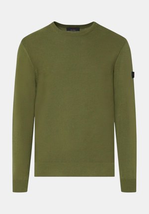Olivgrüner Pullover mit Rundhalsausschnitt, langen Ärmeln, gerippten Bündchen und Saum sowie einem kleinen schwarzen Aufnäher am oberen linken Ärmel.