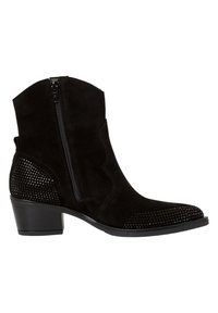 Stivaletto in suede nero con zip laterale, punta affusolata e dettagli con borchie sulla punta e sul tallone. Presenta un tacco basso impilato.