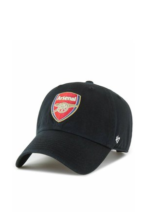 Cappellino da baseball nero con il logo del club di calcio Arsenal ricamato sul davanti e un piccolo logo bianco '47' sul lato.