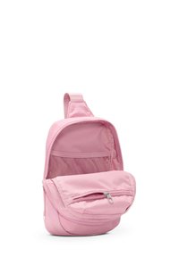 Zaino di stoffa rosa con chiusura a zip, tasca frontale, scomparto interno in rete e una singola tracolla regolabile.