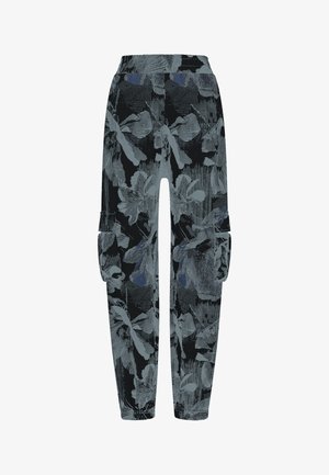 Pantalones cargo florales con base negra, con estampados botánicos en tonos grises y azules, bolsillos laterales, cintura elástica y un ajuste holgado.