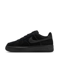 Nike Air Force 1 apavi melnā zamšādā ar gludu melnu ādas Swoosh logo, noapaļota purngala, plakana melna gumijas zole un auklu priekšpuse.