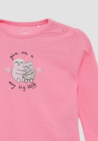Rosa Langarm-Babyshirt mit zwei umarmenden Faultieren und dem Text "gib mir eine ganz große Umarmung" auf der Brust, mit Druckknöpfen an der Schulter.