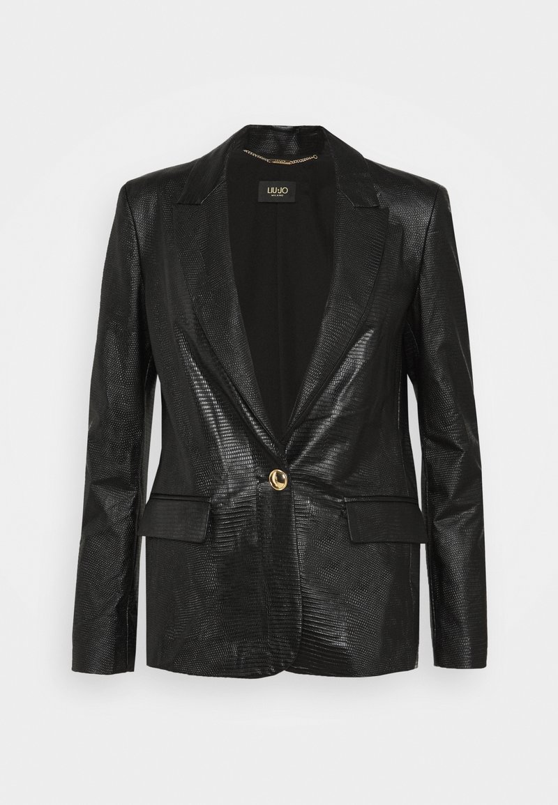 Blazer noir en cuir synthétique avec un motif texturé subtil, fermeture par un bouton doré, revers crantés et poches à rabat, présenté sur fond blanc.