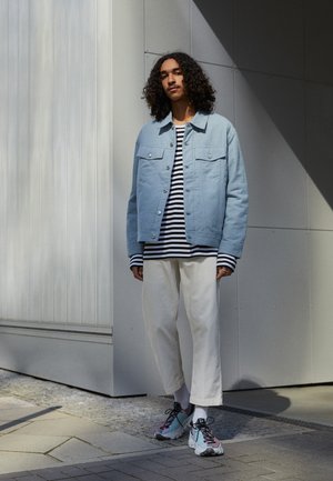 SPACE HIPPIE  - Sneakers laag - smoke grey/black/pink blast