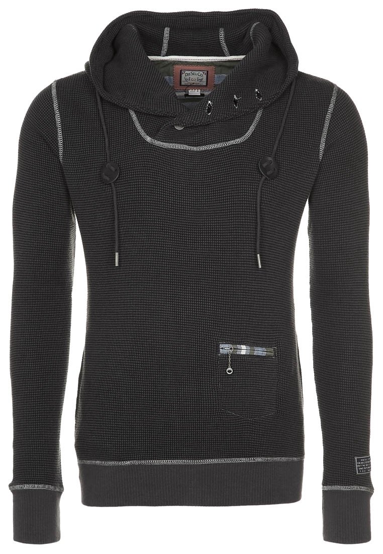 Schwarzer Waffelstrick-Hoodie mit langen Ärmeln, Kordeln, hohem Kragen, Kontrastnähten und einer kleinen Reißverschlusstasche auf der linken Vorderseite.