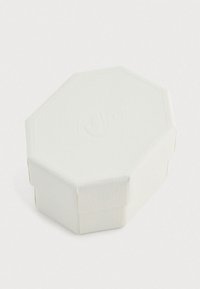 Cutie octogonală albă, realizată din material texturat. Prezintă un design subtil embossat al unei lebede pe suprafața superioară.