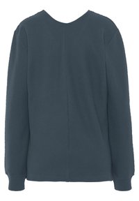 Camiseta de manga larga en verde azulado con escote en V, presenta un patrón texturizado de canalé y puños de canalé. La vista trasera muestra el detalle de las costuras.