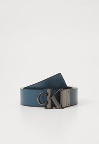 Blauwe leren riem met een matte zwarte metalen gesp met het "CK"-logo. Het ontwerp heeft een gladde textuur en een rechthoekige vorm.