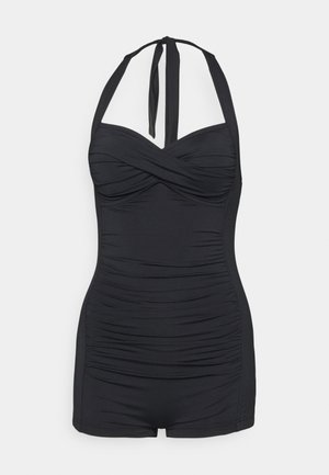 Traje de baño de una pieza negro con cuello halter, con detalles fruncidos y parte inferior estilo pantalón corto.