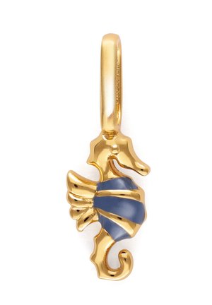 Colgante en forma de caballito de mar dorado con franjas de esmalte azul en el cuerpo y un lazo dorado liso para sujetar a una cadena o pulsera.