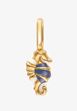 Colgante en forma de caballito de mar dorado con franjas de esmalte azul en el cuerpo y un lazo dorado liso para sujetar a una cadena o pulsera.
