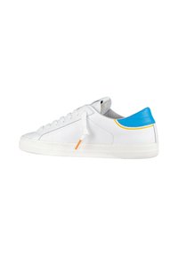 Sneaker in pelle bianca con accenti blu sul tallone, dettagli arancioni sui lacci e una suola in gomma testurizzata. Design classico low-top.