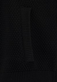 Schwarzer Strickstoff mit einem strukturierten Muster, der auf einer Seite eine gerippte Akzentuierung und eine glatte Oberfläche aufweist. Die Farbe ist durchgehend einheitlich.