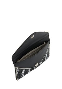 Musta clutch, jossa on teksturoitu pinta, kudotut yksityiskohdat ja metalliset korostukset. Sisällä on kuvioitu vuori ja napitus.