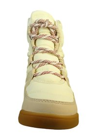 Wysokie sneakersy w jasnobeżowej skórze z wyściółką na języku, beżowymi i czerwonymi sznurowadłami w wzór oraz gumową podeszwą. Okrągły nosek.