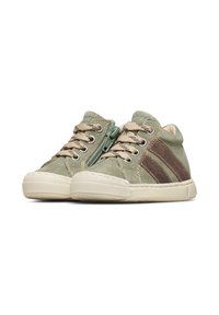 Sneaker per bambini in suede verde con lacci beige, zip laterale e strisce marroni sui lati, su sfondo bianco.