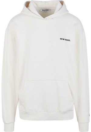 Balts kapuci džemperis ar kangaroo kabatu, ar aukliņu kapuci un mazu melnu logo "9N1M SENSE." kreisajā krūtī. Mīksta auduma tekstūra.